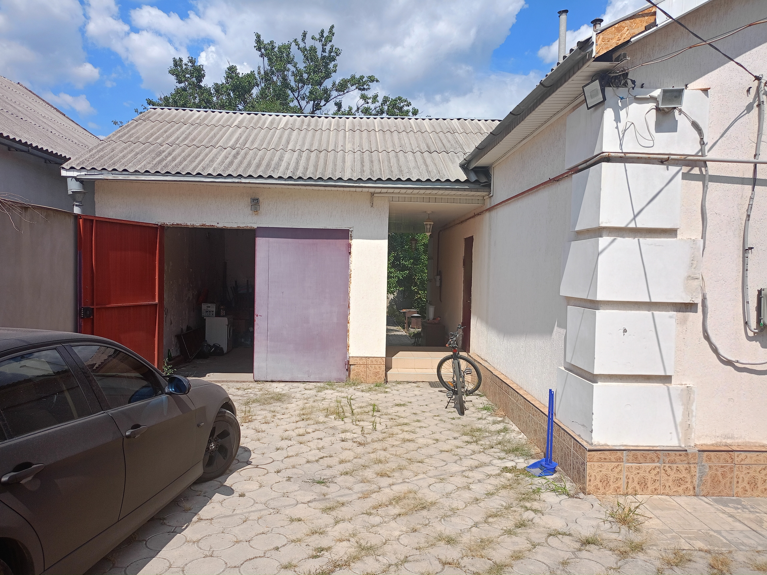 Продам дом г. Луганск, ул. Чкалова (р-н т\ц Атриум), год постройки 2012, 114 кв.м., кухня 13 кв.м., жилое состояние, 4 комнаты, 3 изолированные, с/у совмещён, двухконтурный газовый котел,2 кондиционера, окна м/п гараж. Участок 9 сот. ( приват.). Цена 13 200 000 руб.Продажа от хозяина ☎+79591632111 (WhatsApp, ...