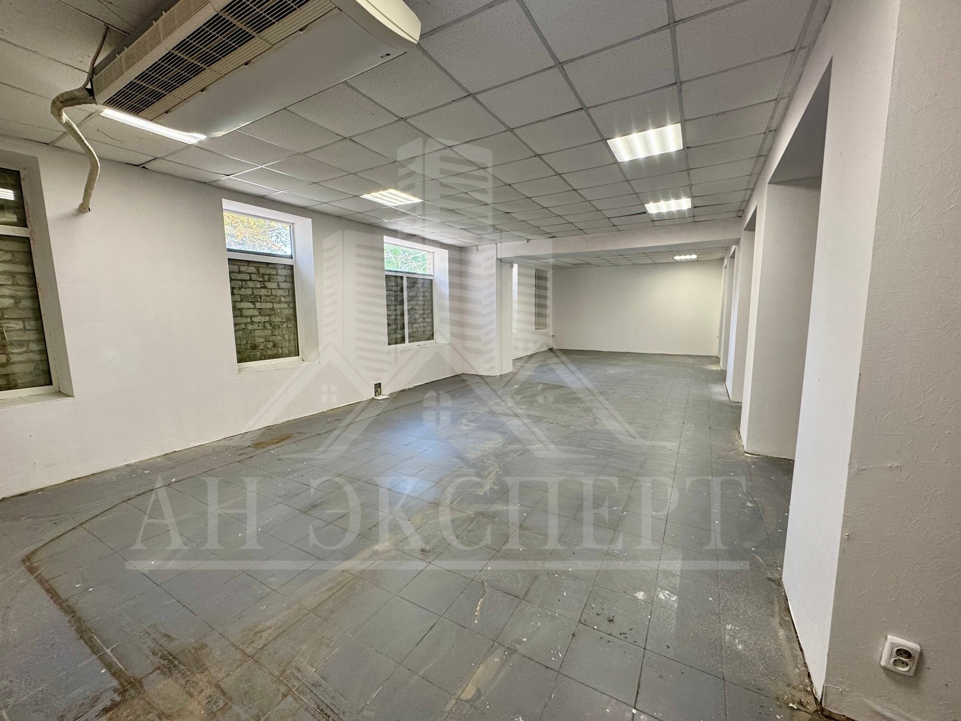 🏢 СДАМ КОММЕРЧЕСКОЕ ПОМЕЩЕНИЕ 🏢 📍 г. Золотое, Солнечный квартал, д. 2 📐 Общая площадь: 277 м² 🏢 Этаж: 1-й, отдельный вход с улицы ✅ ✨ ОПИСАНИЕ ПОМЕЩЕНИЯ: 🔹 Просторное помещение свободного назначения — идеально под офис, банк, МФЦ, торговую точку, сервис или производство 🔹 Отдельный вход + дополнительный выход...
