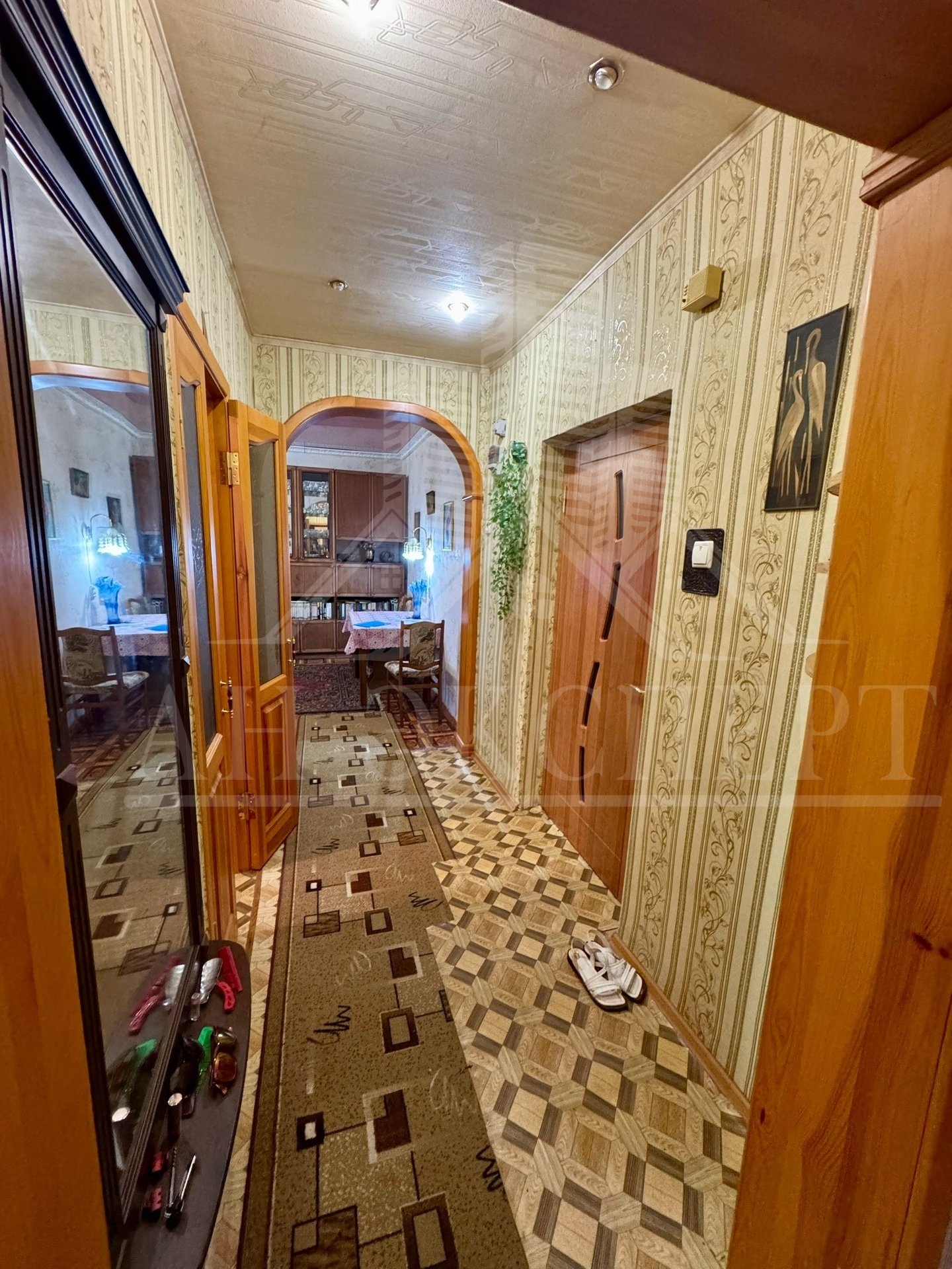 🔑 ПРОДАМ 2-КОМНАТНУЮ КВАРТИРУ 🔑 🔥🔥НОВАЯ ЦЕНА🔥🔥 📍 г. Стаханов, ул. Садовая, д.43 🏢 Этаж: 2/2 📐 Площадь: 45,9 м² 🏠 Крыша перекрыта! 💼Полный пакет документов, квартира готова к продаже✅ ОПИСАНИЕ: 🧯 Проводка полностью заменена 🌟 Натяжные и подвесные потолки 🪟 Пластиковые окна, балкон застеклён 🚪 Межкомнатные двер...